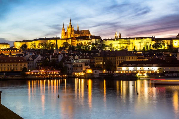 Hrad a St. Vitus cathedral v Praze v noci, Česká republika — Stock fotografie