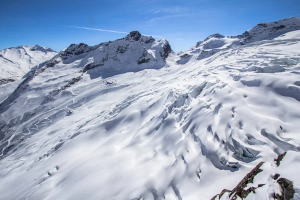 雪に覆われた氷河の山のサース フェー スイス連邦共和国で — ストック写真