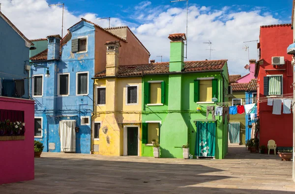 Красочные дома в Бурано — стоковое фото