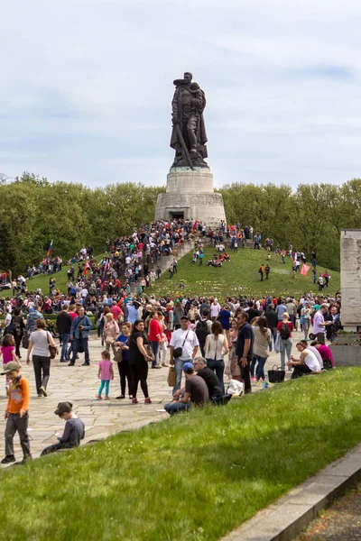 Monumento a um soldado soviético em Berlim no dia da Vitória, Alemanha — Fotografia de Stock