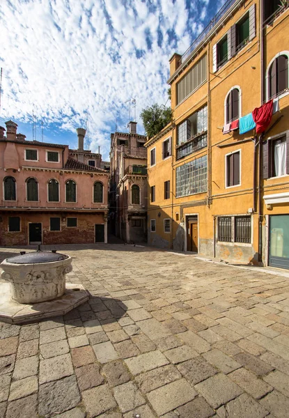 Lilla torg i Venedig, Italien — Stockfoto