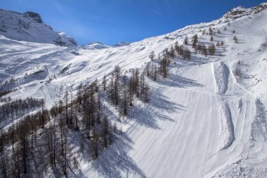 Bir Saas-Fee İsviçre dağlarında kayak pistlerine
