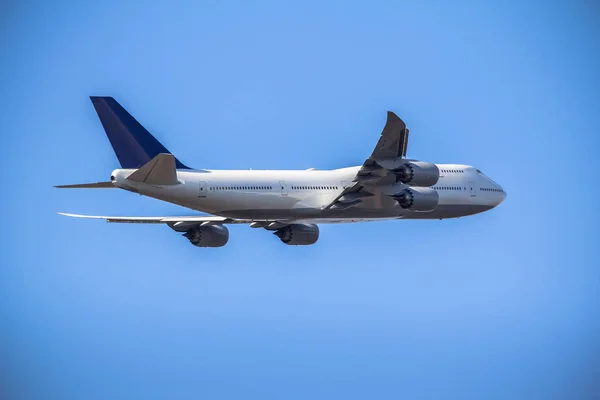 Взлет пассажирского самолета — стоковое фото