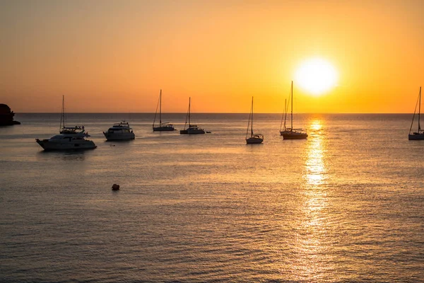 Segelboote bei Sonnenuntergang — Stockfoto