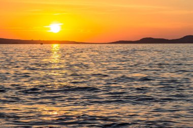 Denizin üzerinde gün batımı