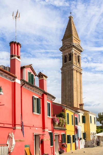 色彩缤纷的房子和钟楼，布拉诺，意大利 — 图库照片