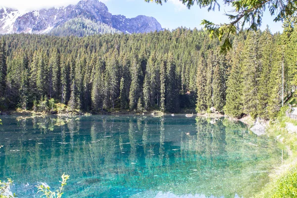 Karersee, lago en los Dolomitas en Tirol del Sur, Italia — Foto de Stock
