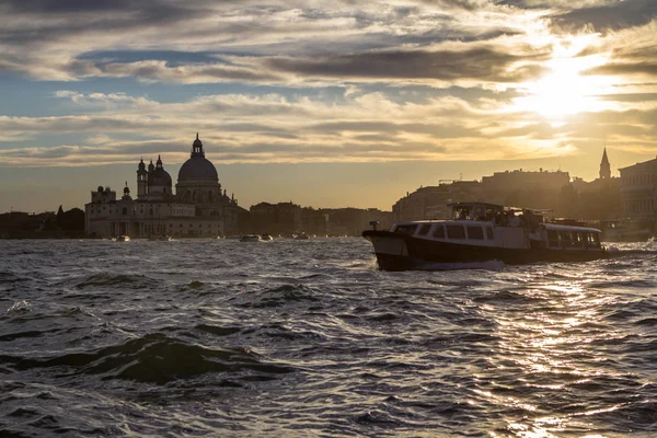 Puesta de sol detrás de la iglesia de Madonna Della Salute en Venecia — Foto de Stock