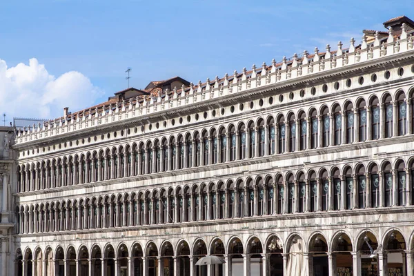 Arcadas de la fachada en Piazza San Marco en Venecia, Italia — Foto de Stock