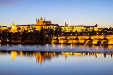 Prag Kalesi ve Charles Köprüsü alacakaranlıkta