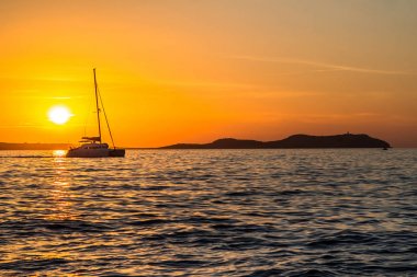 yelkende karşı günbatımı