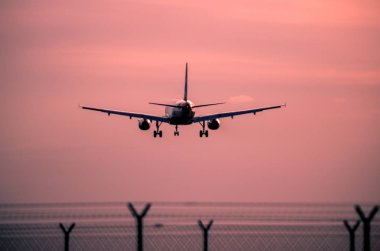 Gün batımında uçak inecek.