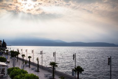 Günbatımı üzerinde lake Garda, İtalya