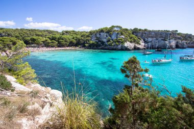 Tekneler ve yatlar Macarella plajda, Menorca, İspanya
