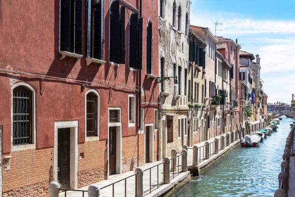 Canal veneciano pequeño, Venecia, Italia — Foto de Stock