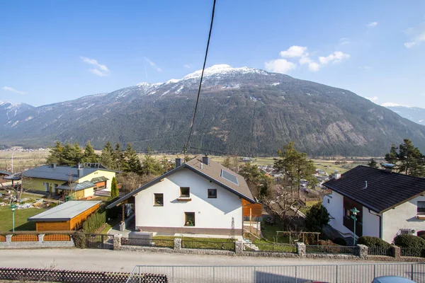 Pequeño pueblo en los Alpes — Foto de Stock