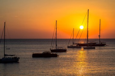 Günbatımında yatlar