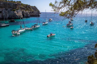 Tekneler ve yatlar Macarella plajda, Menorca, İspanya