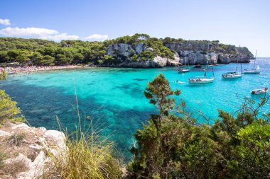 Tekneler ve yatlar Macarella plajda, Menorca, İspanya