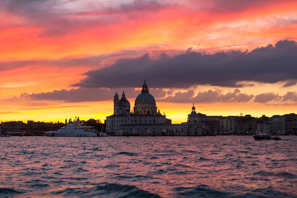 Basilica santa maria della salute bei Sonnenuntergang, Venedig — Stockfoto