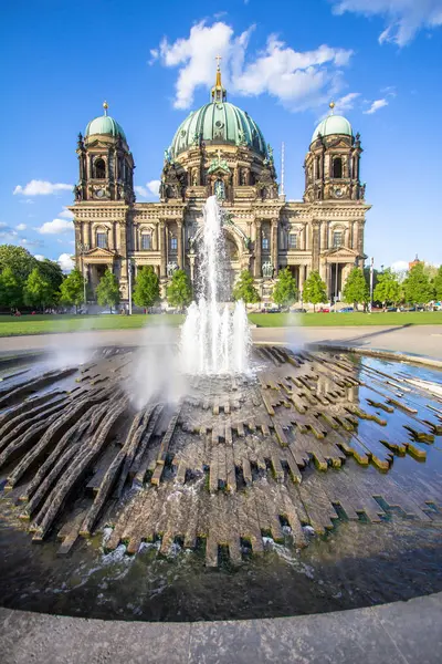 Katedral di Berlin dan air mancur, Jerman — Stok Foto