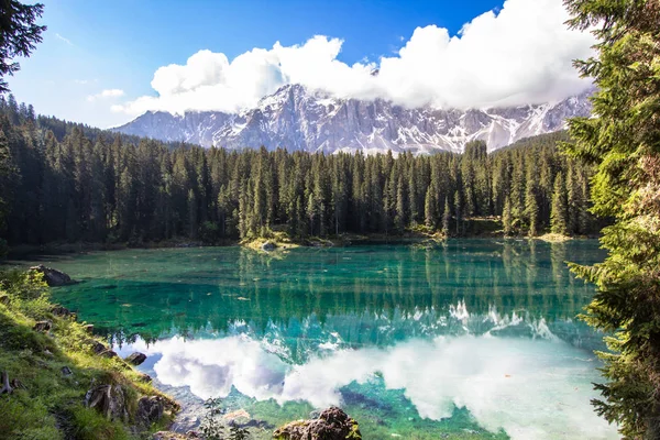 Karersee, lago en los Dolomitas en Tirol del Sur, Italia — Foto de Stock