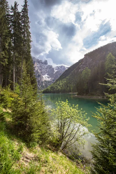 Lake Braies em Dolomites, Italia — Fotografia de Stock