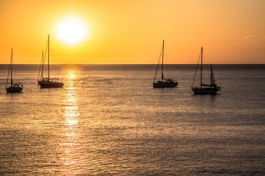 gün batımında Yelkenliler