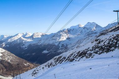 Dağın tepesinde Kayak istasyonu