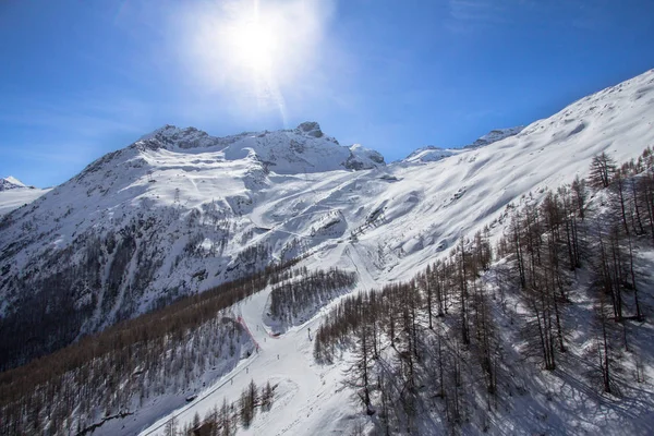 Bir Saas-Fee İsviçre dağlarında kayak pistlerine — Stok fotoğraf