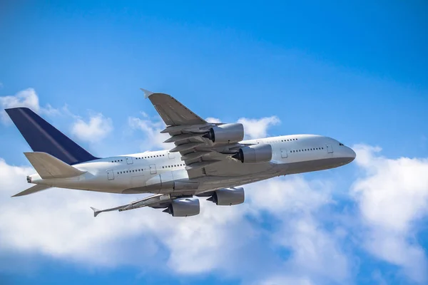 Avion de passagers décollant — Photo