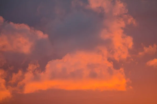 Cênico pôr do sol vermelho com nuvens — Fotografia de Stock