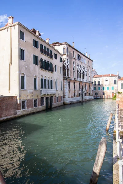 Canal veneciano pequeño, Venecia, Italia — Foto de Stock