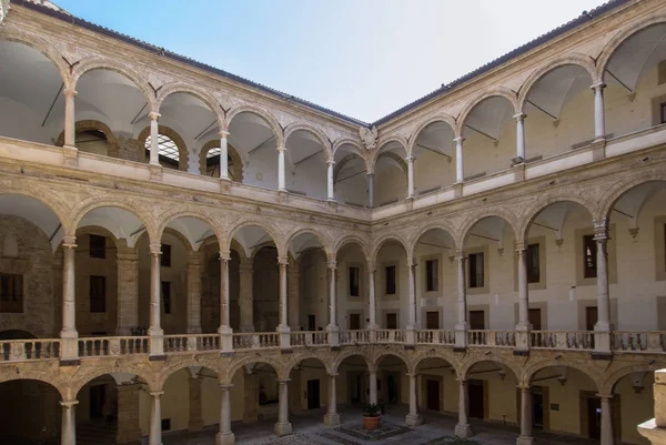 Binnenplaats van Palazzo Reale in Palermo, Italië — Stockfoto