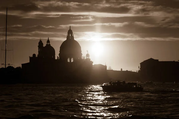 Günbatımı arkasında Kilisesi, Madonna Della Salute Venedik — Stok fotoğraf