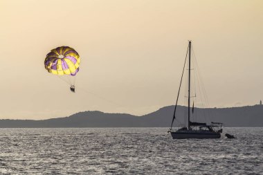 Denizde yelkenli tekne