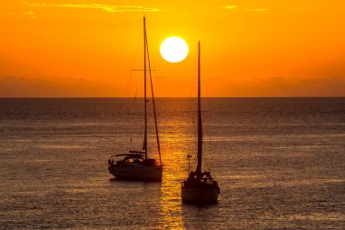 gün batımında Yelkenliler