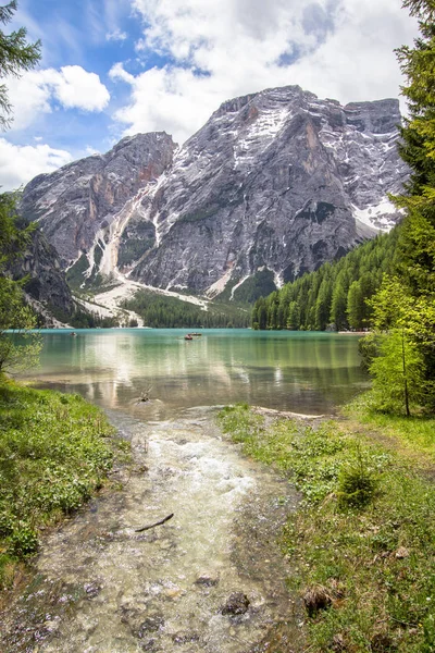 ドロミテ、イタリアの湖 Braies — ストック写真