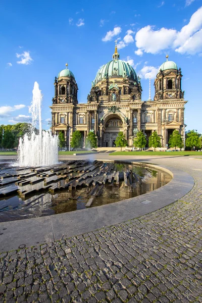 Kathedraal in Berlijn en fontein, Duitsland — Stockfoto