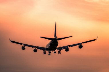 Gün batımında uçak inecek.