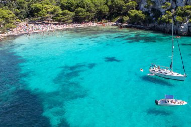 Tekneler ve yatlar Macarella plajda, Menorca, İspanya