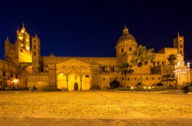 Palermo Katedrali, gece, İtalya