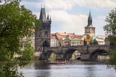 Prag 'daki Charles Köprüsü manzarası