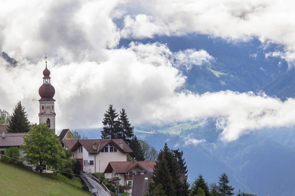 Horská vesnice kostely v regionu Jižní Tyrolsko, Itálie — Stock fotografie