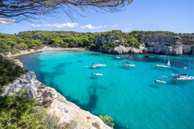 Tekneler ve yatlar Macarella plajda, Menorca, İspanya