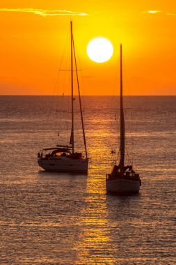 gün batımında Yelkenliler