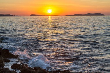 Denizin üzerinde gün batımı