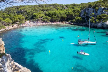 Tekneler ve yatlar Macarella plajda, Menorca, İspanya