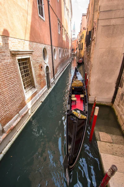 Small venetian canal, Venice, Italy — Stock Photo, Image
