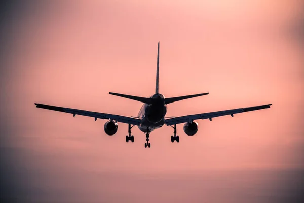 Atterraggio aereo al tramonto — Foto Stock